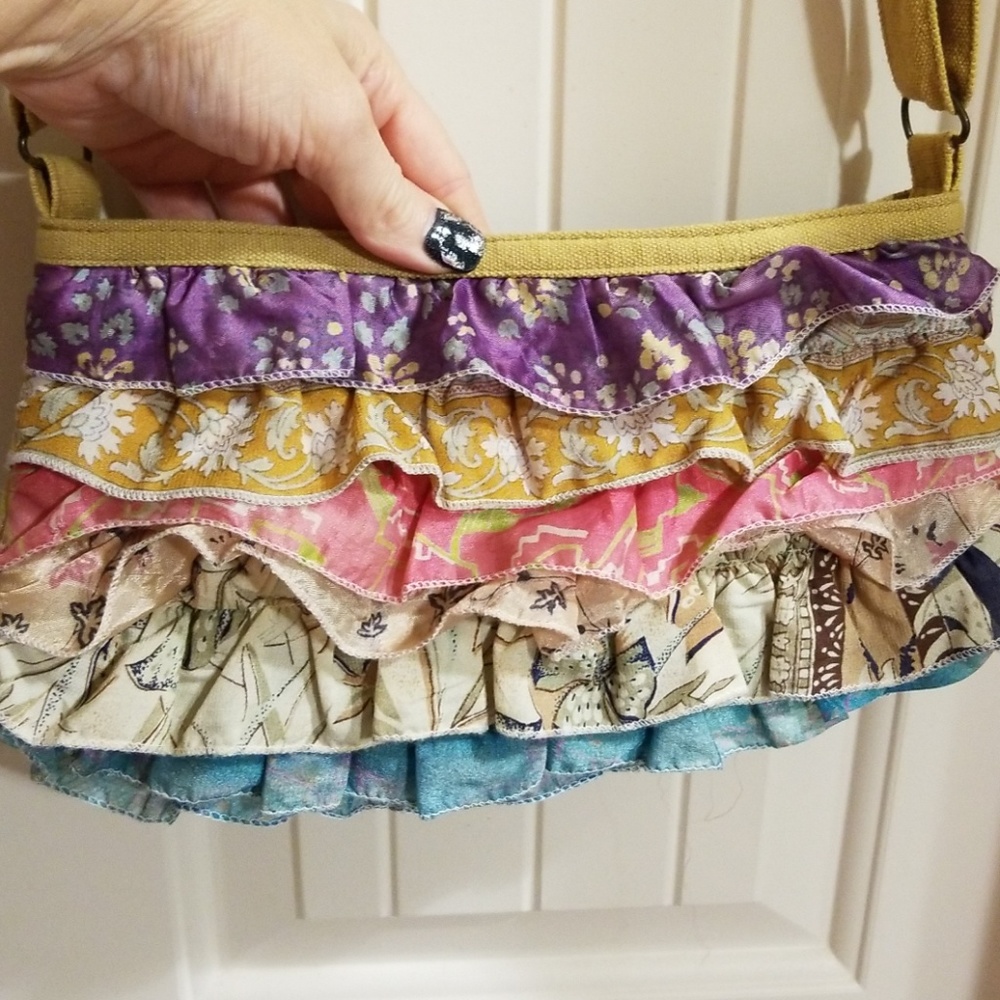 Adorable ruffled bag - Picture 2 of 5